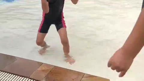 Berenang bersama dengan kaka