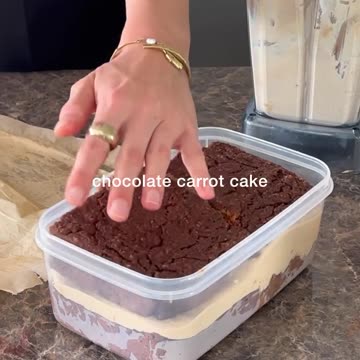 This is the Easter edition of my brekkie cakes, Chocolate Carrot Cake Baked Oats.