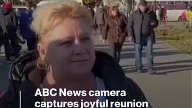 James Longman encounters special moment while interviewing activist in Kherson l ABC News