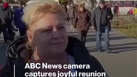 James Longman encounters special moment while interviewing activist in Kherson l ABC News