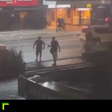 McDonald's é atacado por motociclistas em São Paulo; policiais ficam parados