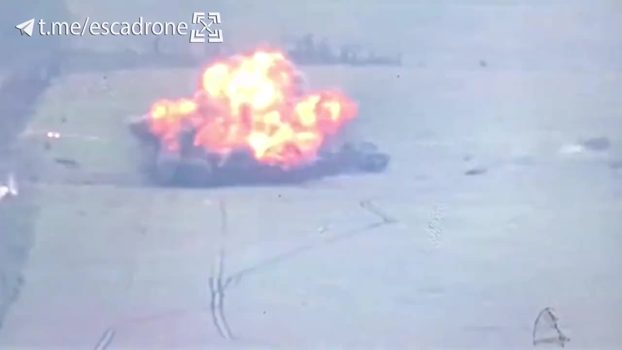 Russian T-62, likely stuffed with explosives hit by a FPV drone.