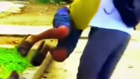 Be Careful When Walking On The Sidewalk🤣