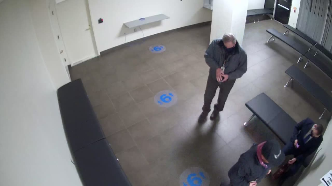 8030FCOB01128BadgingWaitingArea_2021-01-05_05h40min01s180ms.mp4