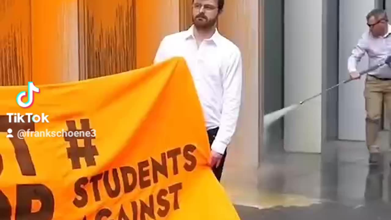 The Green Vandals And The Hero