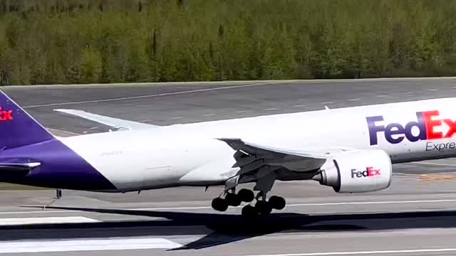 What a beauty! Spotted this @fedex B777F in Anchorage Alaska