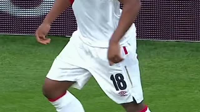 Carrillo toying with defenders and ruining lives 🇵🇪