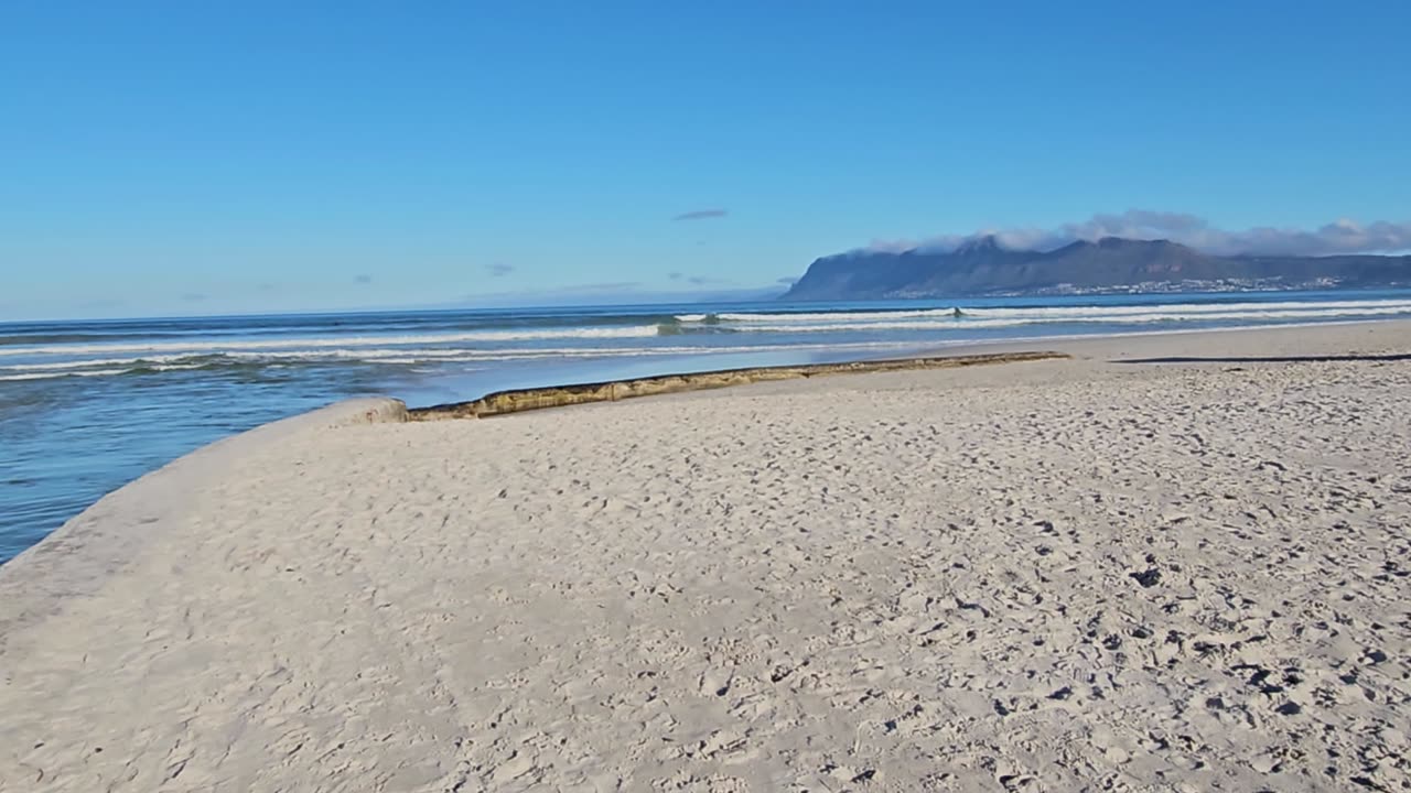 8 seconds of calm, river meets ocean