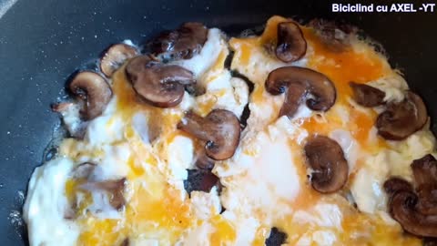 Scrambled Eggs with Brown Mushrooms and Olive Oil