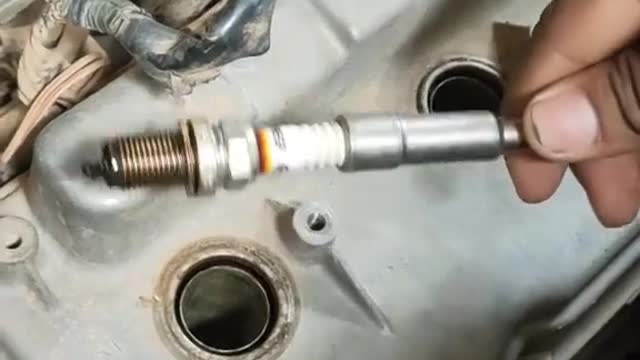 Convenient tool for removing spark plug