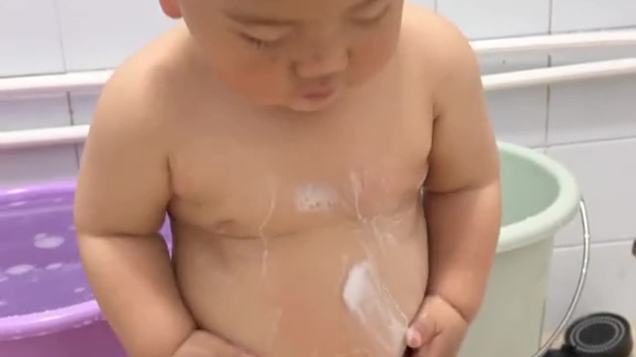 Baby's funny video while taking bath