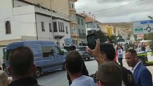 Baza (Granada): "Pedro Sánchez hijo de puta. Cabrón. Sinvergüenza. Mierda"