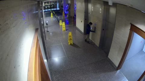 8003FCOB01ElevatorLobby_2021-01-05_23h20min02s193ms.mp4