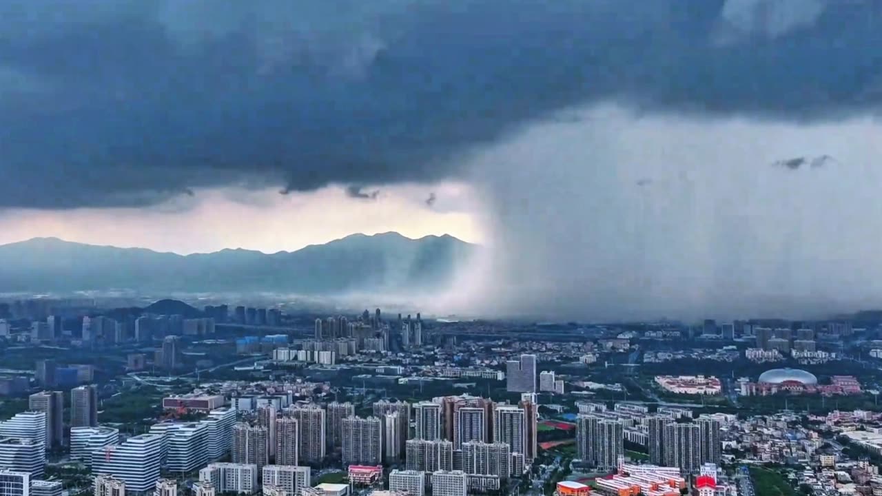 Experience the torrential rainstorm in 10 seconds