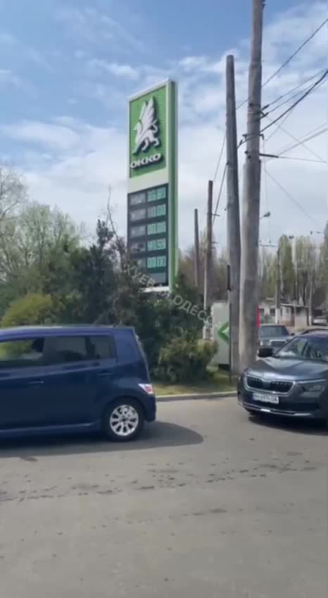 Nekonečné fronty u benzínek v ukrajinské Oděse