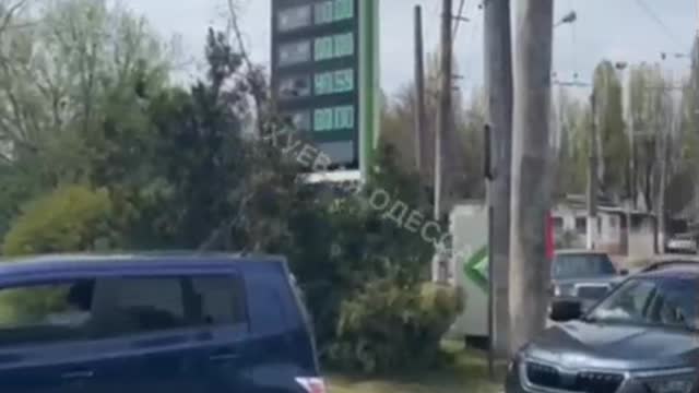 Nekonečné fronty u benzínek v ukrajinské Oděse