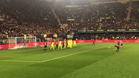 LIONEL MESSI FREE KICK (Barcelona v Villarreal)