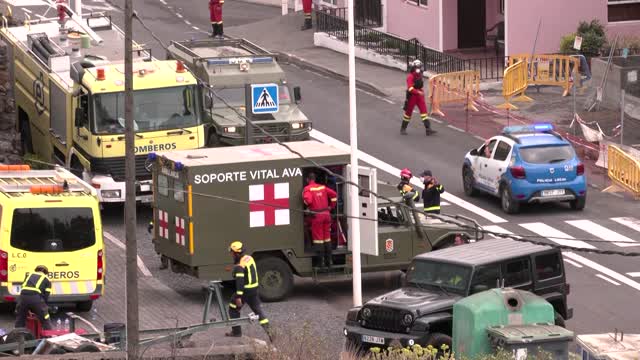 Residents flee Spanish towns as lava approaches