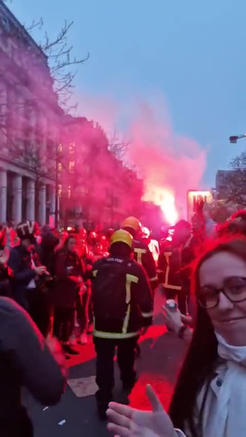 Firefighters join the French protesters! No pension reform!