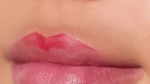 Lipstick Hack #viralmakeup #lipstickhack #makeuphacks #makeuptrend #beautytips