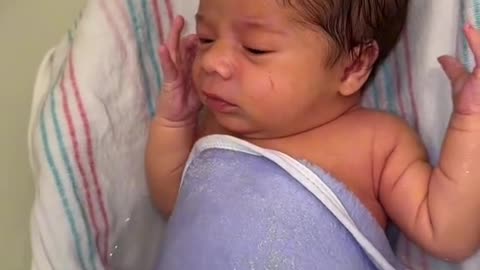 Newborn first bath at home