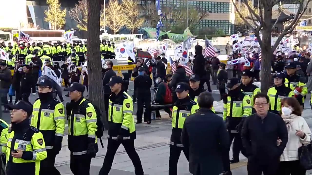20180408_V3_S04(VOh7ah69-zU)최대 태극기 애국 인파 광화문 반미촛불을 애워싸다!!!