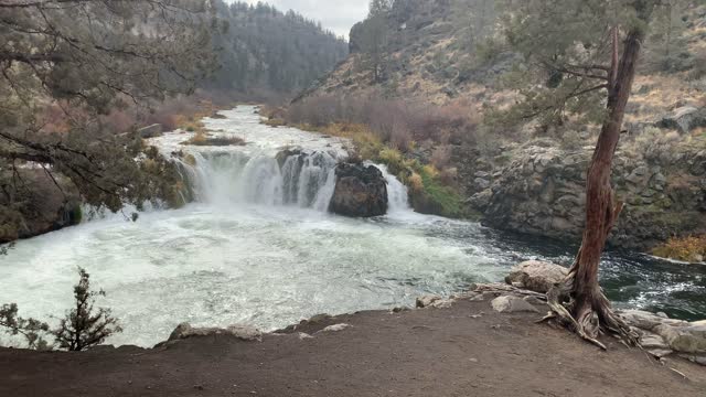 Central Oregon – Steelhead Falls – Waterfall Approach – 4K