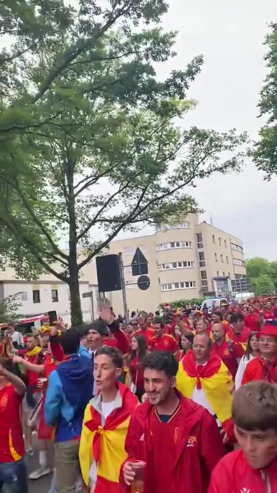 Spanish supporters of the jew-owned bread and circuses are singing the Ausländer Raus song