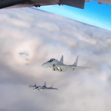 Ripresa in volo per esigenze fotografiche di un trio di caccia MiG-29 Fulcrum polacchi.