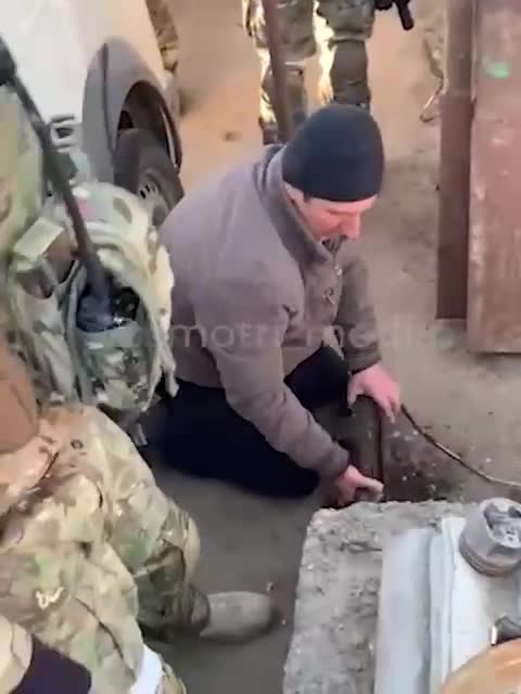 CIVÍLES ENTREGAN ARMAS A MILITARES RUSOS