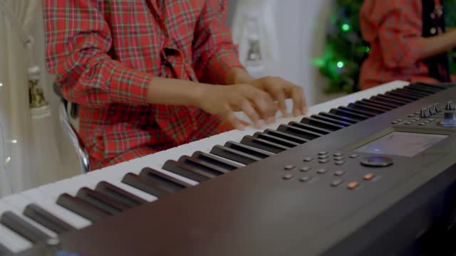 Simi -Christmas Sometin ( Visualizer)