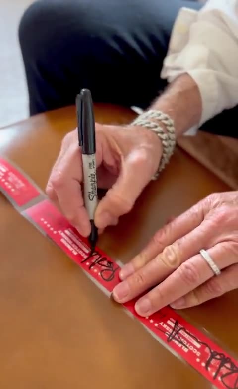 June 2023 - Rod Stewart Signs Whisky Bottle Labels