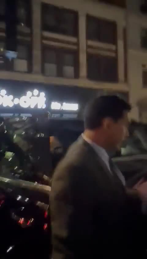 Alexandre de Moraes (STF) is greeted with shouts of protest as he leaves a restaurant in New York