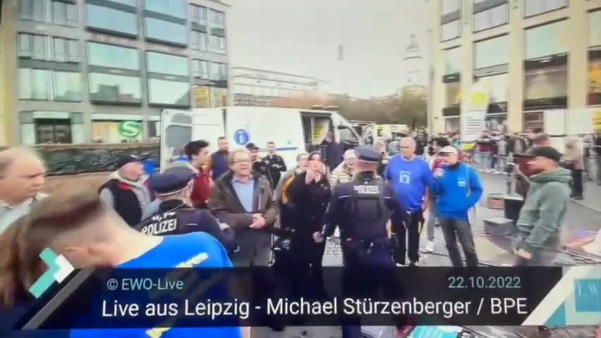 Oct. 22, 2022, Leipzig, GER: Stuerzenberger attacked by police officer who shakes hands with Antifa