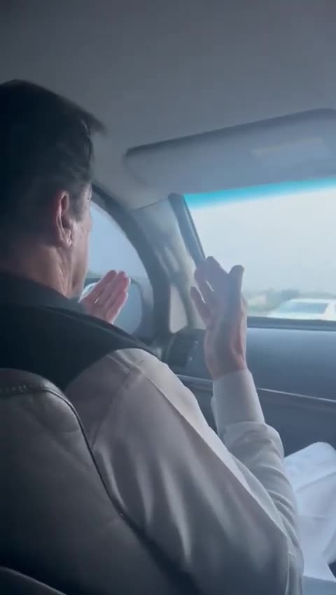 Imran Khan Praying in his Car During Isb Court.