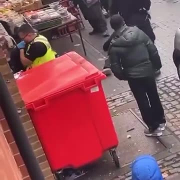 Old man shows the British police how to handle criminals