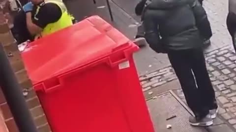Old man shows the British police how to handle criminals