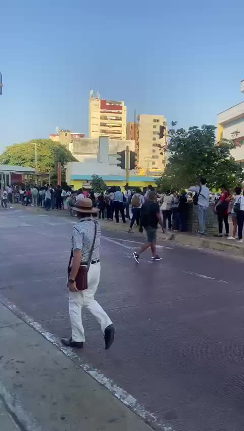 Filas tras comienzo de recaudo manual en Transcaribe