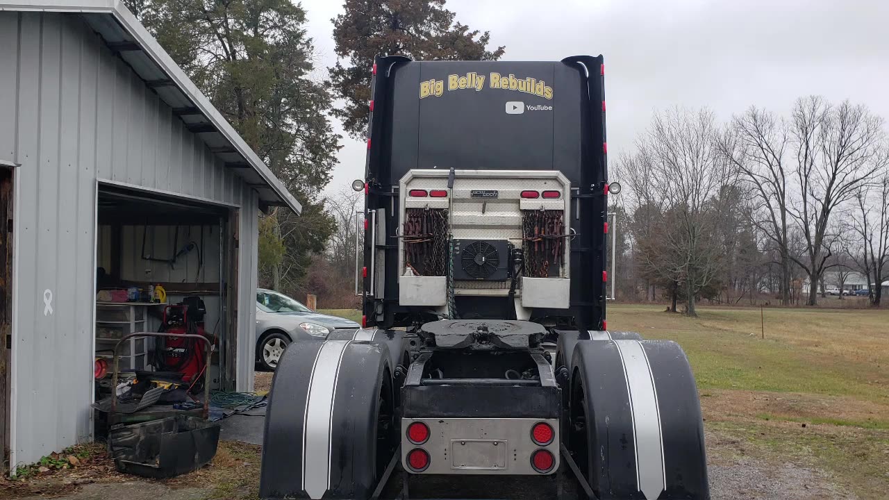 OWNER-OPERATOR REPLACES THE GENERATOR BELT on FREIGHTLINER