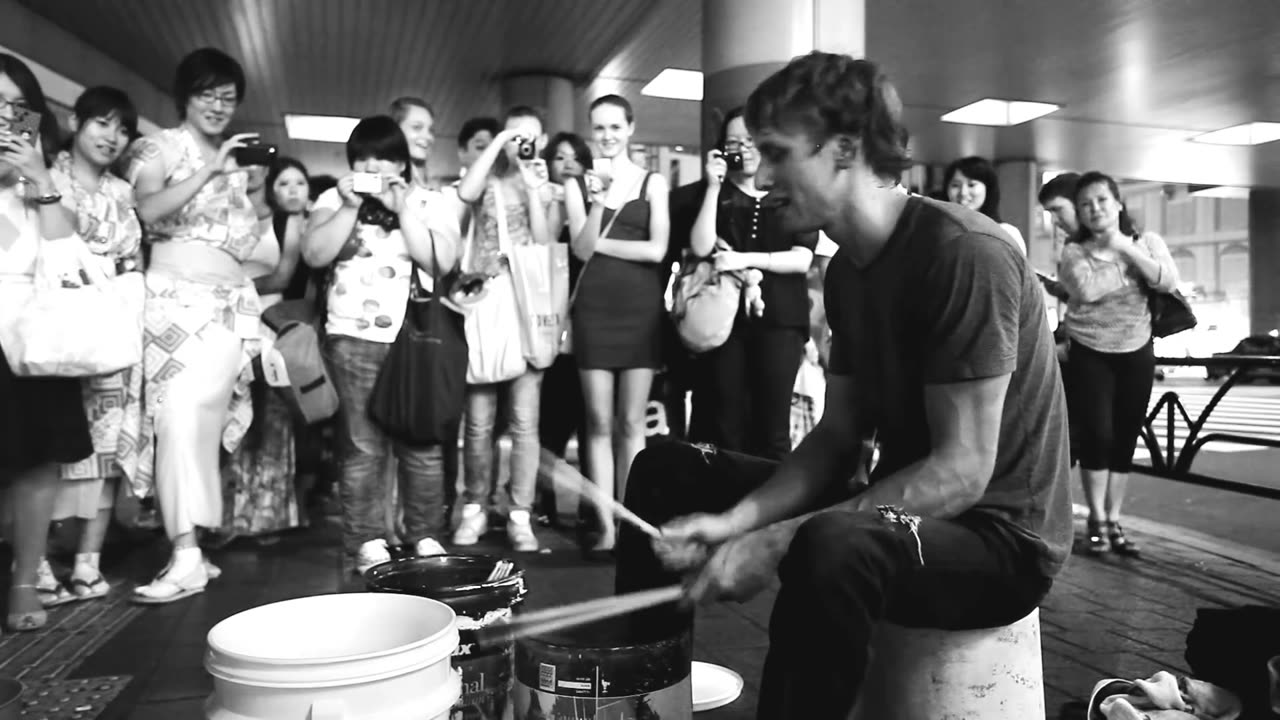 "Street Drummer Creates Epic Beats on Buckets – You Won't Believe Your Ears!" 🥁🔥