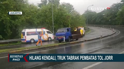 Diduga Hilang Kendali Akibat Jalan Licin, Sebuah Truk Tabrak Pembatas Jalan di Tol JORR