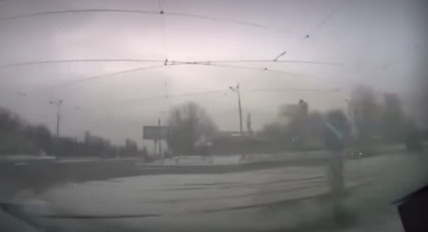 Ukrainian civilian car runs from Russian artillery and mortars in Kyiv