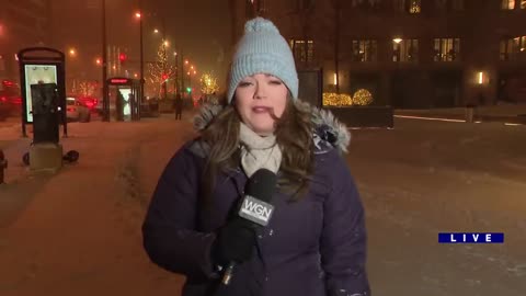 Winter storm arrives in downtown Chicago