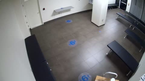 8030FCOB01128BadgingWaitingArea_2021-01-06_19h20min01s193ms.mp4