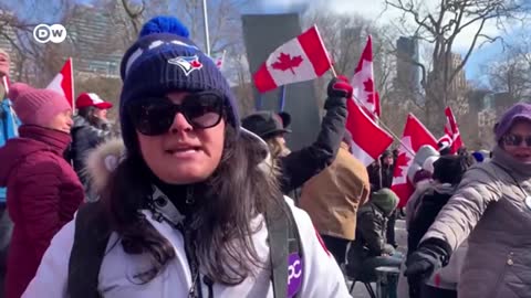 Canada truckers refuse to clear bridge as 'Freedom Convoys' spread | DW News