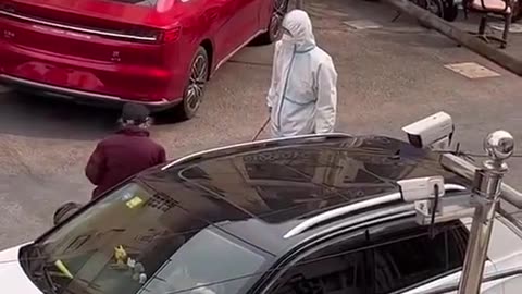 传说中95岁用大扫帚袭警的上海老太太