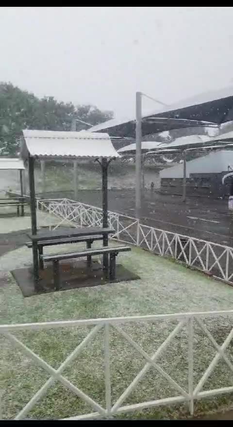 Heavy snowfall is now being recorded on Van Reenen Pass in Durban