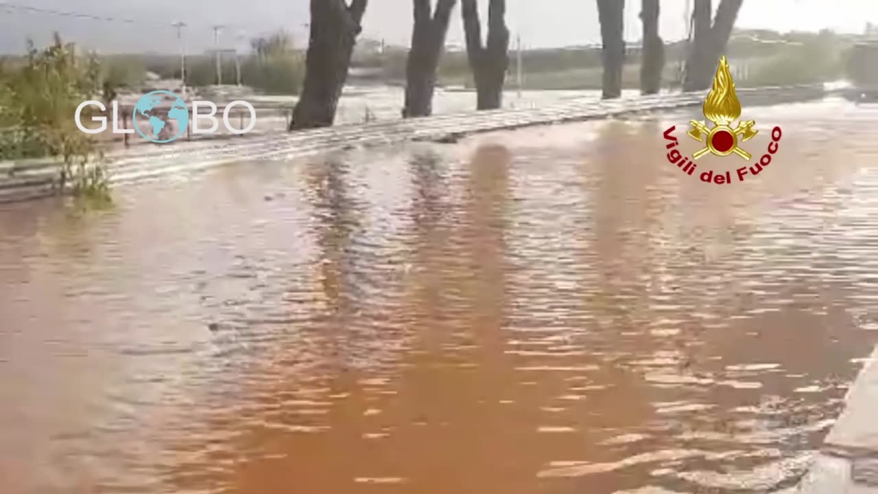 Sinkhole swallows a car and rainwater in Calabria (Southern Italy)