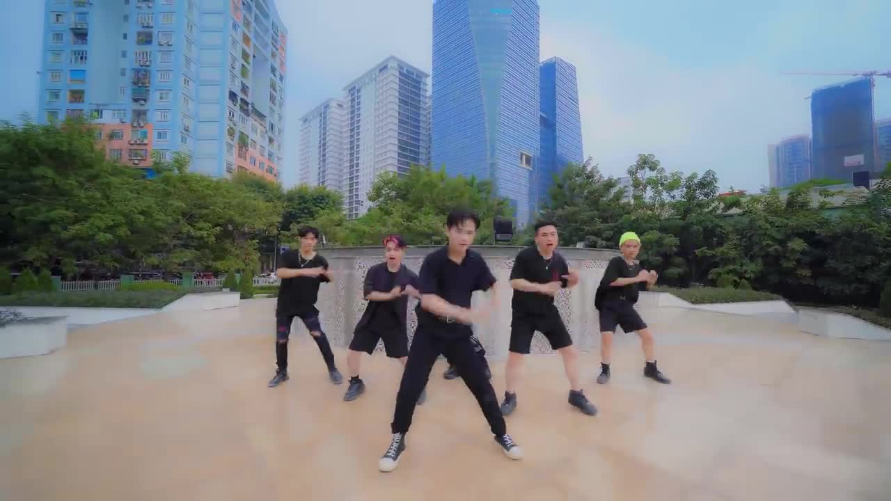 [VINAHOUSE IN PUBLIC] HOT TIKTOK MEDLEY DANCE CHOREOGRAPHY BY C.A.C