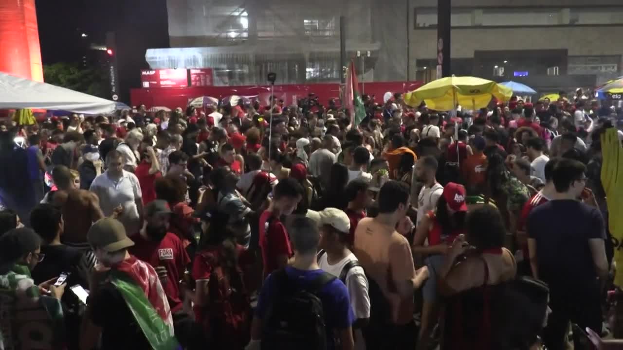 Brazil: supporters celebrate as Lula holds narrow leads | AFP